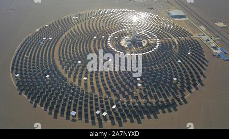 Luftaufnahme von Chinas erste 100-megawatt Salzschmelze solarthermische Kraftwerk in Dunhuang Stadt im Nordwesten der chinesischen Provinz Gansu, 10. August 2019. Ch Stockfoto