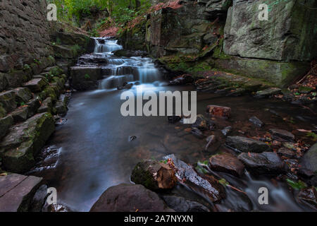 Lumsdale fällt. Die alten Denkmal der industriellen Mill Ruinen in der Nähe von Matlock in Derbyshire, Großbritannien. Stockfoto