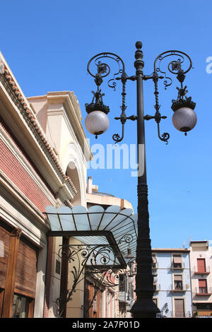 Eine der schönen Straßenbeleuchtung in Orihuela, Provinz Alicante, Spanien. Dieser steht in der Nähe des Eisen und Glas Vordach des Casino Eingang. Stockfoto