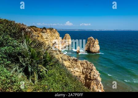 Steilküsten und Meer Stapel in der Nähe von Ponta da Piedate, Lagos, Portugal. Stockfoto