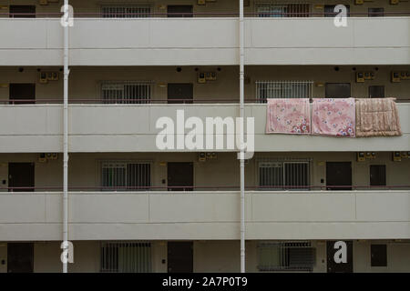 Decken hängen an der Luft auf dem Balkon eines Wohnhauses in Omori, Tokio, Japan. Stockfoto
