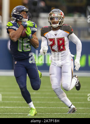 Seattle, USA. 03 Nov, 2019. Seattle Seahawks wide receiver Tyler Lockett (16) ziehen in eine 30-Yard-Pass gegen Tampa Bay Buccaneers cornerback Vernon III Hargreaves (28) Während des vierten Quartals bei CenturyLink Feld am Sonntag, 3. November 2019 in Seattle, Washington. Die Seahawks schlagen die Buccaneers 40-34 in den überstunden. Jim Bryant Foto/Credit: UPI UPI/Alamy leben Nachrichten Stockfoto