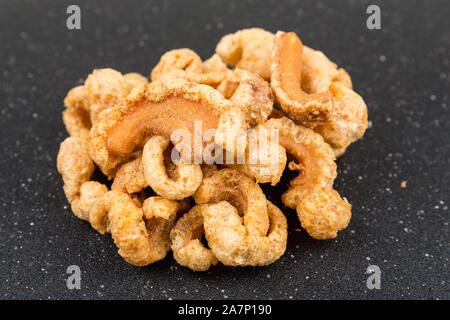 Low carb Schwarte cracklins crunchy salzigen Snack Stockfoto