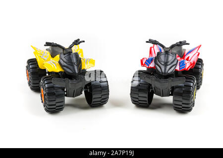 Rote und gelbe Spielzeug Plastic Quad ATV auf weißem Hintergrund Stockfoto