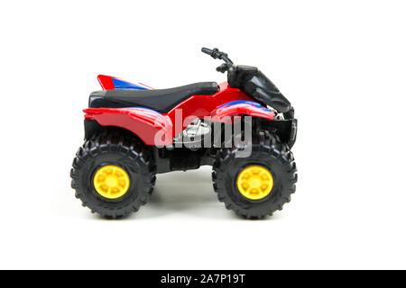 Red toy Plastic Quad ATV auf weißem Hintergrund Stockfoto