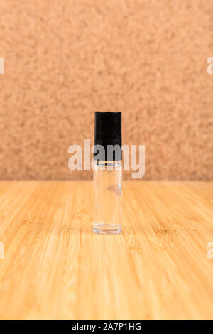 Einzigen Durchstechflasche aus Glas mit einem schwarzen Top auf einem Hintergrund isoliert Stockfoto