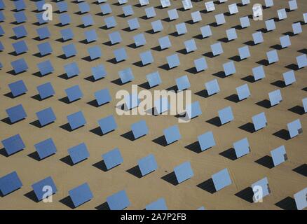 Luftaufnahme von Chinas erste 100-megawatt Salzschmelze solarthermische Kraftwerk in Dunhuang Stadt im Nordwesten der chinesischen Provinz Gansu, 10. August 2019. Ch Stockfoto