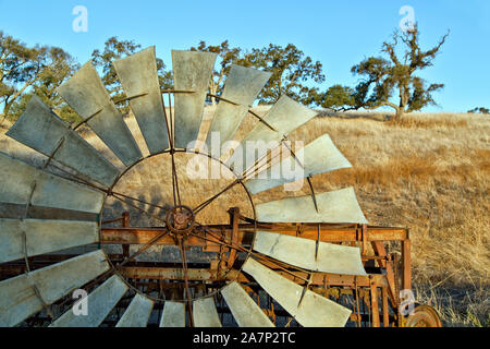 Klassische Windpump multi-bladed wurde verwendet, um Wasser aus dem Untergrund gut zu einer Kolbenpumpe an der Pumpe angeschlossen. Stockfoto
