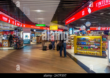 Die Passagiere den Flughafen Heathrow haben Geschäfte in die Duty-free-Waren zu kaufen. Stockfoto