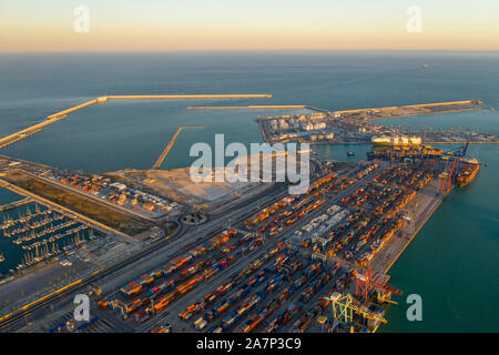 Luftaufnahme der Container Terminal der Seehafen der Stadt Valencia und das Schiff beim Laden Stockfoto