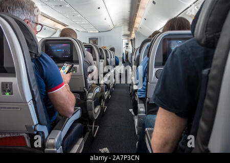 Ein Blick hinunter den Gang eines Verkehrsflugzeugs vor dem Start. Stockfoto