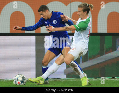 Augsburg, Deutschland. 3. November, 2019. Amin Harit (L) von Schalke 04 Mias mit Zinn Jedvaj Augsburg während eines Deutschen Bundesligaspiel zwischen dem FC Augsburg und der FC Schalke 04 in Augsburg, Deutschland, an November 3, 2019. Credit: Philippe Ruiz/Xinhua/Alamy leben Nachrichten Stockfoto