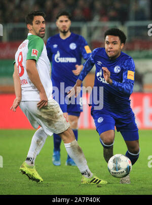 Augsburg, Deutschland. 3. November, 2019. Weston McKennie (R) von Schalke 04 bricht durch die Verteidigung von Rani Khedira von Augsburg während eines Deutschen Bundesligaspiel zwischen dem FC Augsburg und der FC Schalke 04 in Augsburg, Deutschland, an November 3, 2019. Credit: Philippe Ruiz/Xinhua/Alamy leben Nachrichten Stockfoto