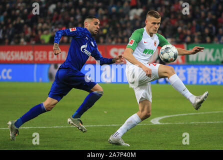 Augsburg, Deutschland. 3. November, 2019. Alfred Finnbogason (R) von Augsburg Mias mit Omar Mascarell von Schalke 04 während einer Deutschen Bundesligaspiel zwischen dem FC Augsburg und der FC Schalke 04 in Augsburg, Deutschland, an November 3, 2019. Credit: Philippe Ruiz/Xinhua/Alamy leben Nachrichten Stockfoto