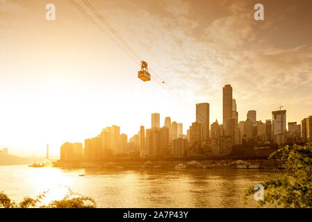 Blick vom Seilbahn über Yangtze River in Chongqing City (Chongqing, China) Stockfoto