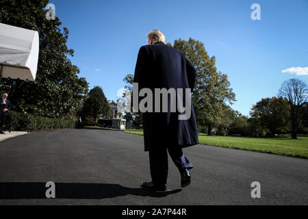 Washington DC, USA. 03 Nov, 2019. Präsidenten der Vereinigten Staaten Donald J. Trumpf Spaziergänge auf dem Südrasen des Weißen Hauses in Washington, DC, als er kehrt aus über Nacht in New York, New York, am 3. November 2019. Credit: Oliver Contreras/Pool über CNP/MediaPunch Credit: MediaPunch Inc/Alamy leben Nachrichten Stockfoto