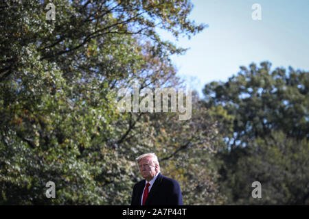 Washington DC, USA. 03 Nov, 2019. Präsidenten der Vereinigten Staaten Donald J. Trumpf Spaziergänge auf dem Südrasen des Weißen Hauses in Washington, DC, als er kehrt aus über Nacht in New York, New York, am 3. November 2019. Credit: Oliver Contreras/Pool über CNP/MediaPunch Credit: MediaPunch Inc/Alamy leben Nachrichten Stockfoto