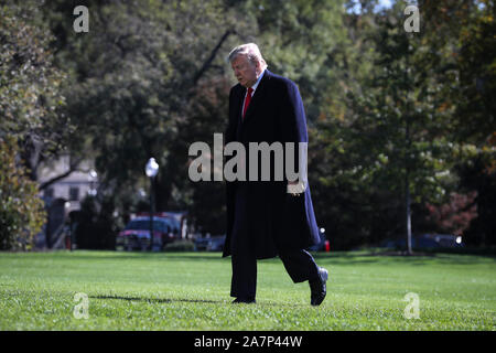 Washington DC, USA. 03 Nov, 2019. Präsidenten der Vereinigten Staaten Donald J. Trumpf Spaziergänge auf dem Südrasen des Weißen Hauses in Washington, DC, als er kehrt aus über Nacht in New York, New York, am 3. November 2019. Credit: Oliver Contreras/Pool über CNP/MediaPunch Credit: MediaPunch Inc/Alamy leben Nachrichten Stockfoto