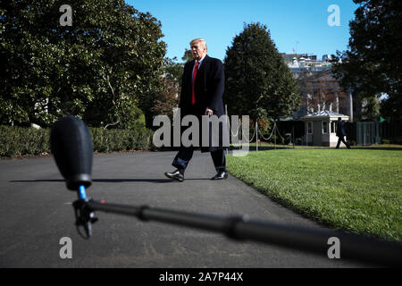 Washington DC, USA. 03 Nov, 2019. Präsidenten der Vereinigten Staaten Donald J. Trumpf Spaziergänge auf dem Südrasen des Weißen Hauses in Washington, DC, als er kehrt aus über Nacht in New York, New York, am 3. November 2019. Credit: Oliver Contreras/Pool über CNP/MediaPunch Credit: MediaPunch Inc/Alamy leben Nachrichten Stockfoto