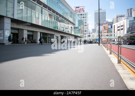 Menschen außerhalb Shinjuku Station Stockfoto