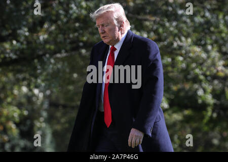 Washington DC, USA. 03 Nov, 2019. Präsidenten der Vereinigten Staaten Donald J. Trumpf Spaziergänge auf dem Südrasen des Weißen Hauses in Washington, DC, als er kehrt aus über Nacht in New York, New York, am 3. November 2019. Credit: Oliver Contreras/Pool über CNP/MediaPunch Credit: MediaPunch Inc/Alamy leben Nachrichten Stockfoto