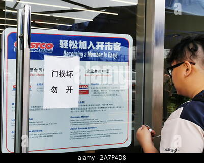 Chinesische Käufer lesen Sie eine kurze Zusammenfassung der von Anwendungen für die Mitgliedschaft im Costco Store in Shanghai, China, 28. August 2019. Us-Großhandel Kette Costco Sai Stockfoto