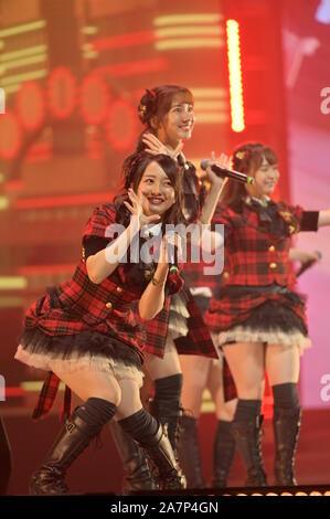 Mitglieder der Japanischen idol Mädchen Gruppe AKB48 und seinen internationalen Schwester Gruppen führen während der AKB48 Group Asia Festival in Shanghai, China, 24 Augu Stockfoto