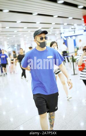 Chinesische Schauspieler und Sänger Ohu Ou Hao kommt an der Beijing Capital International Flughafen nach der Landung in Peking, China, 15. August 2019. T-Shirt: O Stockfoto