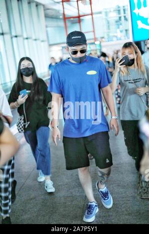 Chinesische Schauspieler und Sänger Ohu Ou Hao kommt an der Beijing Capital International Flughafen nach der Landung in Peking, China, 15. August 2019. T-Shirt: O Stockfoto