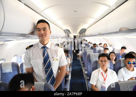 Ein Flight Attendant dient Passagiere in einem Flugzeug von China Express am Flughafen Chongqing Wushan, betitelt eine "In-der-Flughafen Wolken', in Chongq Stockfoto