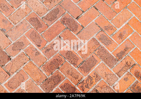 Old Red Brick Textur Hintergrund, diagonal Fischgrät Ziegel Muster retro grungy wallpaper Stockfoto