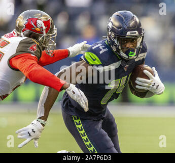 Seattle, USA. 03 Nov, 2019. Seattle Seahawks wide receiver D.K. Metcalf (14) läuft über einen 14 Yard gewinnen gegen Tampa Bay Buccaneers Defensive zurück Jamel Dean (35) Während des vierten Quartals bei CenturyLink Feld am Sonntag, 3. November 2019 in Seattle, Washington. Die Seahawks schlagen die Buccaneers 40-34 in den überstunden. Jim Bryant Foto/Credit: UPI UPI/Alamy leben Nachrichten Stockfoto