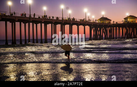 Peking, USA. 2 Nov, 2019. Ein surfer wird bei Sonnenuntergang an der Huntington Beach, Kalifornien, USA, an November 2, 2019 gesehen. Credit: Li Ying/Xinhua/Alamy leben Nachrichten Stockfoto