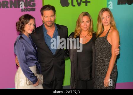 NEW YORK, NY - 28. Oktober: Sarah Kate Connick, Harry Connick jr., Jill Goodacre und Georgien Tatum Connick besuchen Apple TV+' die Morning Show' Welt Stockfoto