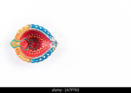 Happy Diwali - Ton Diya Lampen leuchten bei Dipavali, hinduistische Lichterfest feiern. Bunte traditionelle Öllampe diya auf weißem Hintergrund. Stockfoto