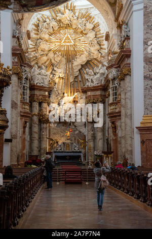 Das hohe Altarbild von Ferdinand Maxmilian Brokoff. Karlskirche, Wien, Österreich. Stockfoto