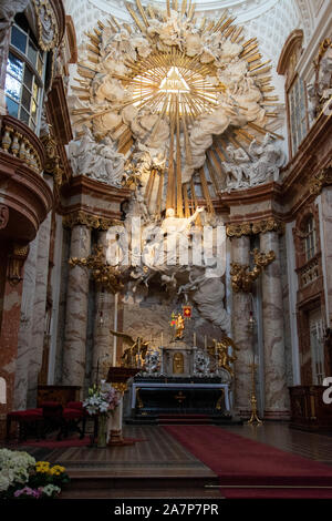 Das hohe Altarbild von Ferdinand Maxmilian Brokoff. Karlskirche, Wien, Österreich. Stockfoto