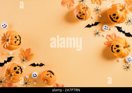 Blick von oben auf die Halloween Handwerk, orange Kürbis, weiße Gespenst, Fledermaus und Spinne auf orangefarbenem Hintergrund mit Platz für Text kopieren. halloween Konzept. Stockfoto