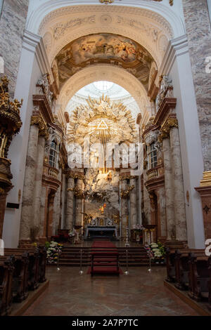 Das hohe Altarbild von Ferdinand Maxmilian Brokoff. Karlskirche, Wien, Österreich. Stockfoto