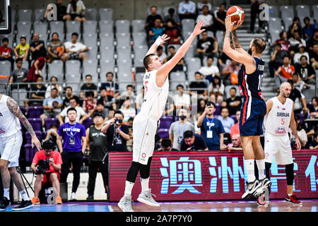 Evan Mehdi Fournier von Frankreich, springt zu schießen, während von Nikola Jokic von Serbien verteidigt, Links, während der abschließenden von 2019 internationalen Basketball Champi Stockfoto