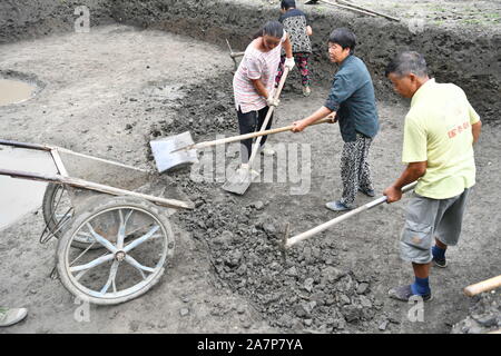 Die chinesischen Arbeiter die Ausgrabungen am Stadion in Chengdu Chengdu City untersuchen, im Südwesten Chinas Provinz Sichuan, 8. August 2019. Stockfoto