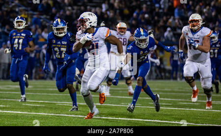 CEFCU Stadion San Jose, CA. 02 Nov, 2019. San Jose, CA Boise State Broncos zurück läuft, Andrew Van Buren (21) Läuft für eine lange Gewinn während der NCAA Football Spiel zwischen der Boise State Broncos und dem San Jose State Spartans 52-42 an CEFCU Stadion San Jose, CA gewinnen. Thurman James/CSM/Alamy leben Nachrichten Stockfoto