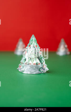 Crystal Weihnachten Baum candel ornament Dekoration am grünen Tisch mit leuchtend roten Hintergrund. feiertagfeier Grußkarte mit Kopie Raum Stockfoto