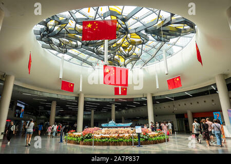 Sieben nationale Flaggen aufgehängt sind der 70. Jahrestag der Gründung der Volksrepublik China am People's Square U-Bahn statio zu feiern. Stockfoto