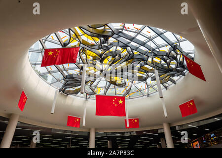 Sieben nationale Flaggen aufgehängt sind der 70. Jahrestag der Gründung der Volksrepublik China am People's Square U-Bahn statio zu feiern. Stockfoto