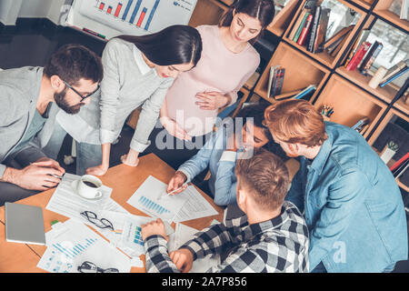 Startupers zusammen arbeiten im Büro an rasearch diskutieren freudige suchen Stockfoto