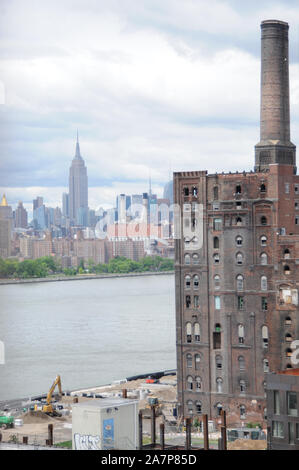 Brooklyn, New York, USA - 17. Juni 2017 - Ansicht von Dumbo der Domino Zuckerfabrik, Manhattan, East River und das Empire State Building in New Yo Stockfoto