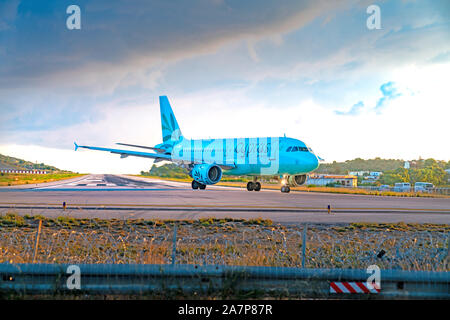 Skiathos Griechenland - 5. August 2019; Flugzeuge Rollen auf Start- und Landebahn am Flughafen zur Vorbereitung für den take-off in Skiathos, Griechenland. Stockfoto