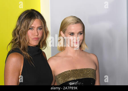 NEW YORK, NY - 28. Oktober: Schauspielerinnen Jennifer Aniston und Reese Witherspoon besuchen Apple TV+' die Morning Show" Weltpremiere auf David Geffen Hall Stockfoto