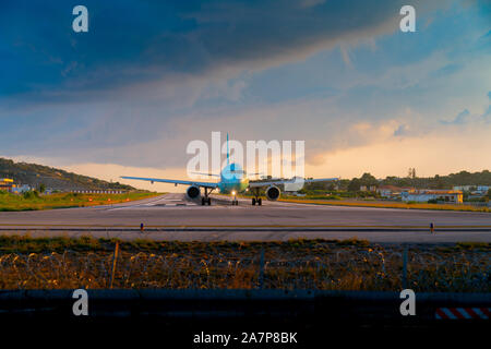 Passagierflugzeug auf Start- und Landebahn am Flughafen auf Skiathos, Griechenland das Rollen. Stockfoto